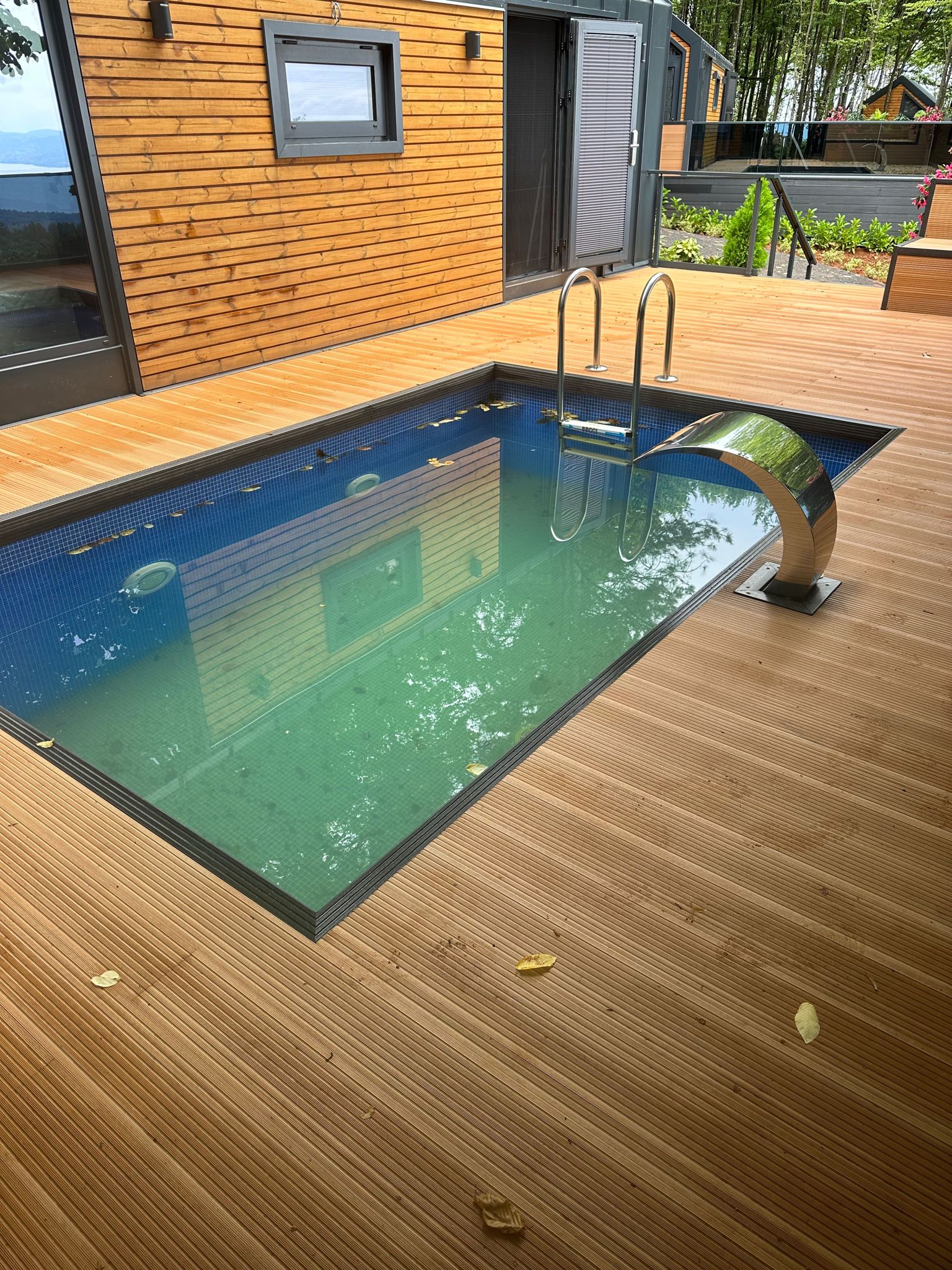 Kompozit deck havuz kenarı uygulaması